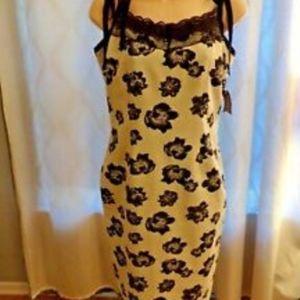 Eva Mendes black and white crean color dress